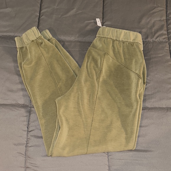 Green lululemon joggers - Picture 3 of 6